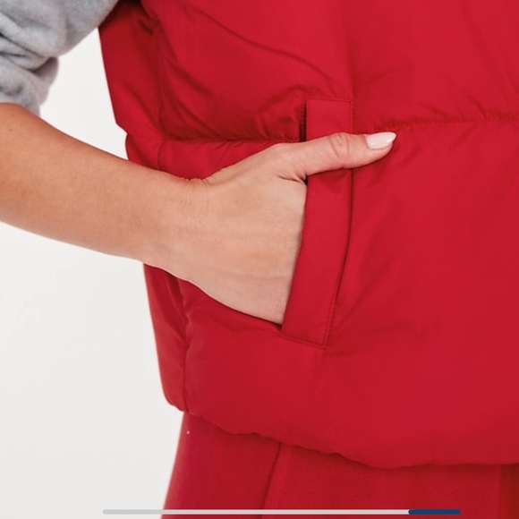 NWT OLD NAVY Quilted Puffer Vest Color Robbie Red - Picture 6 of 7